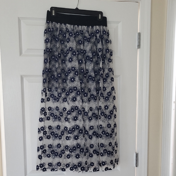 NWOT Alarmira Milano Lace Navy Blue & White Floral Midi Skirt - Picture 2 of 10